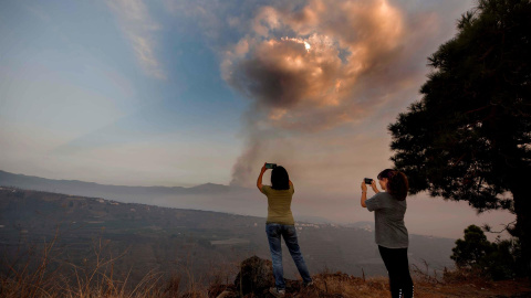 La densa capa de humo y cenizas emitidas por el volcán de Cumbre Vieja cubría a úlitma hora de este viernes todo el Valle de Aridane, en La Palma, en el decimotercer día de erupción.