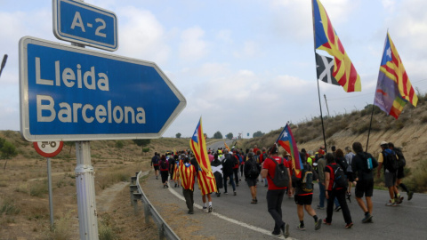 Els participants a la Marxa de Ponent dirigint-se a l'autovia A-2 a Alcarràs per continuar el seu recorregut.