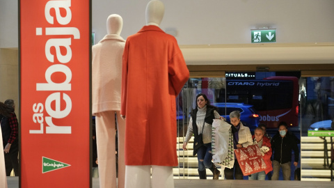 Varias personas acceden al centro comercial El Corte Inglés Gran Vía, en Bilbao, con el comienzo de las rebajas. E.P./H.Bilbao