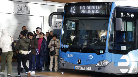 Varios usuarios del transporte público aguardan junto a un autobús de la EMT que no admite viajeros, a 28 de octubre de 2024 en Madrid.