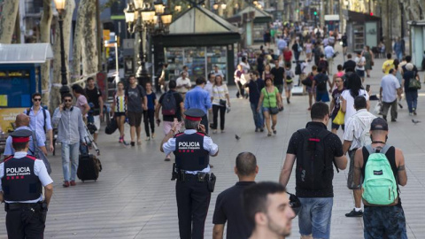 Aspecto que presenta esta mañana del viernes las Ramblas de Barcelona tras el atentado ocurrido ayer por la tarde, con 13 personas muertas y más de 50 heridas. EFE/Quique Garcia