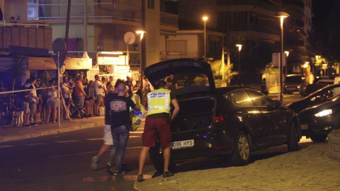 Un policía inspecciona un coche en Cambrils (Tarragona), donde cuatro presuntos terroristas han sido abatidos por los Mossos después de haber arrollado con un vehículo a seis personas en el Paseo Marítimo de la localidad, que han resultado heridas de 