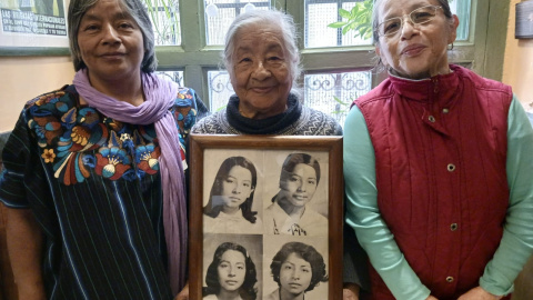 Mirtala Hernández,  su madre y su hermana, en una imagen reciente, portando fotografías de Luz Leticia, desaparecida en 1982.