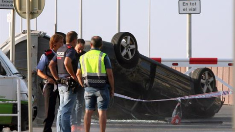 Els Mossos van abatre els terroristes de Cambrils després de bolcar el seu vehicle.  EFE/Jaume Sellart