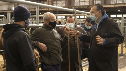 Hombres conversando en el interior del Mercado de Ganados de Torrelavega.