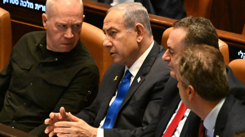 Yoav Gallant y Benjamin Netanyahu, en el Parlamento israelí.