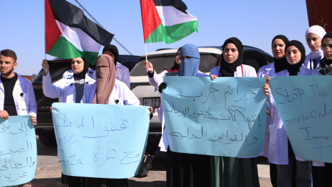 Trabajadores médicos palestinos protestan contra los ataques israelíes en los hospitales, el 23 de octubre de 2024.