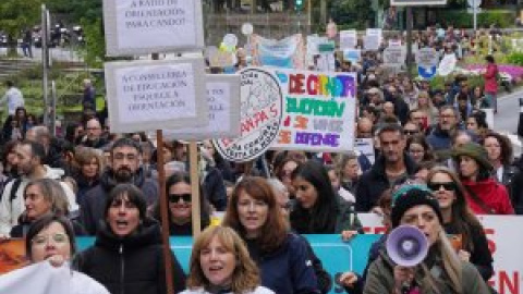 Miles de personas salen a la calle en Santiago para denunciar "la propaganda y los recortes" de la Xunta en educación