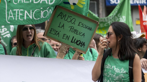 Varias personas durante una concentración por la educación pública, frente a la Consejería de Educación.