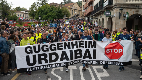 Imagen de archivo de cientos de personas durante una manifestación contra la construcción del museo Guggenheim Urdaibai, en Gernika-Lumo, Vizcaya, País Vasco (España).