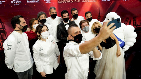 El chef David Muñoz (c); la presidenta de la Comunidad de Madrid, Isabel Díaz Ayuso (2i); el alcalde de Madrid, José Luis Martínez Almeida (3d); y los presentadores de la gala, los actores Cayetana Guillén Cuervo (d), y Miguel Ángel Muñoz (5d), ent