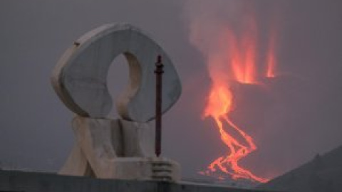 La lava del volcán de La Palma llega al mar en una zona de acantilados en la costa de Tazacorte