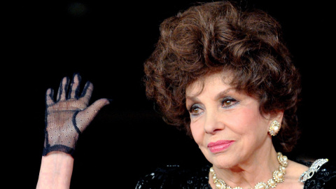 Imagen de archivo tomada el 16 de noviembre de 2012, donde la actriz italiana Gina Lollobrigida saluda a su llegada al festival de cine de Roma.