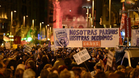 Una pancarta dice "Damos a luz, nosotros decidimos" durante una manifestación contra el controvertido intento del gobierno español de frenar el derecho al aborto en el centro de Madrid para conmemorar el Día Internacional de la Mujer el 8 de marzo de 2