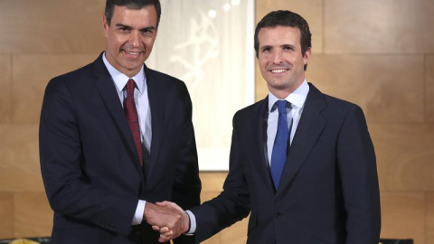 09/07/2019.- El presidente del Gobierno en funciones, Pedro Sánchez (i) saluda al líder del PP, Pablo Casado, durante la entrevista que han mantenido en una nueva ronda de consultas para la investidura, este martes en el Congreso de los Diputados. EFE/K