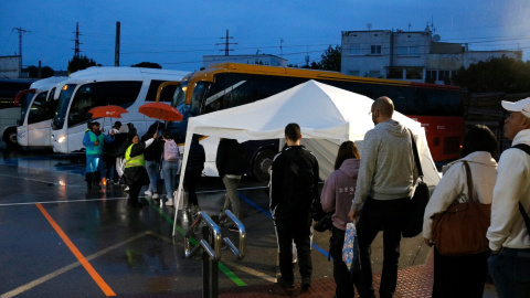 Cua de passatgers per agafar l'autobus des de Sant Vicenç de Calders cap a Tarragona