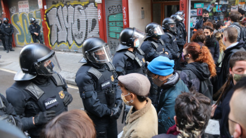 Un cordó policial impedeix que un grup d'activistes accedeixin al bloc Gayarre de Barcelona, on es desnonen quatre famílies.