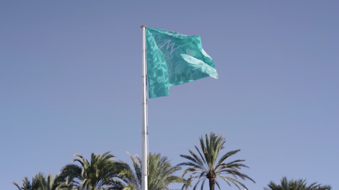 Bandera a favor de la Sanidad Universal elaborada con batas anticovid por el Día de los Derechos Humanos en Elche.