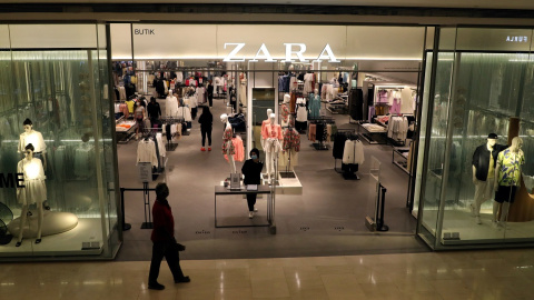 Entrada de una tienda de Zara, la principal enseña de la multinacional de Inditex en Kuala Lumpur (Malasia). REUTERS/Lim Huey Teng