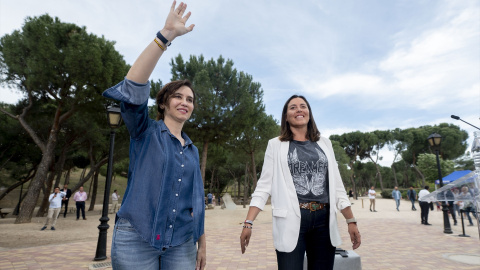 La presidenta de la Comunidad de Madrid y del Partido Popular de Madrid, Isabel Díaz Ayuso (d), y la candidata del PP a la Alcaldía de Arroyomolinos, Ana Millán Arroyo (i), durante un encuentro con afiliados, en el Pinar de Arroyomolinos, a 24 de abril