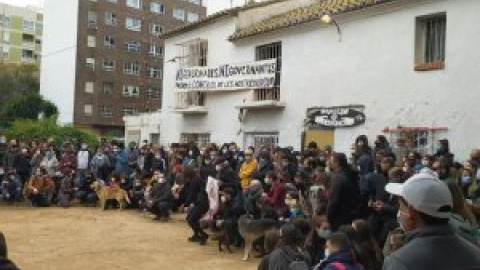 Colectivos y vecinos del barrio valenciano de Benimaclet 'reokupan' un centro social tras el desalojo de la Policía