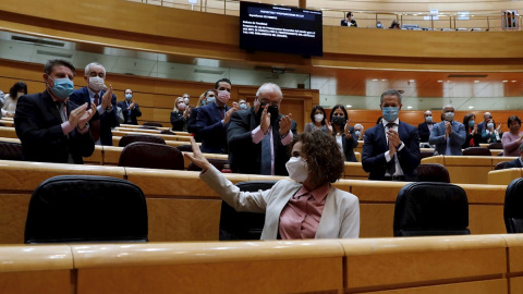 14/12/2020.- La ministra de Hacienda, María Jesús Montero, es aplaudida por varios senadores mientras comparece en la Cámara Alta durante el pleno de debate de la totalidad del proyecto de Ley de los Presupuestos Generales, este lunes, en Madrid. EFE/J