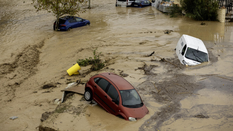 Estado en el que ha quedado los coches en la localidad malagueña de Álora tras el desborde del río Guadalhorce debido a las lluvias torrenciales, a 29 de octubre de 2024.