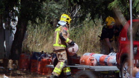 Los Bomberos trasladan hoy bombonas de butano de la casa donde se produjo la explosión en Alcanar (Tarragona). Los Mossos investigan ahora si la célula terrorista que cometió los atentados de Catalunya escondió otro tipos de explosivos en esta casa qu