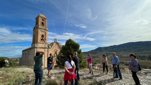 Un grup de persones visitant el Poble Vell de Corbera d'Ebre