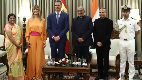 29/10/2024 El presidente del Gobierno, Pedro Sánchez (3i), junto a su esposa Begoña Gómez (2i), durante un encuentro con el gobernador del Estado de Maharashtra, Shri C.P. Radhakrishnan (3i)