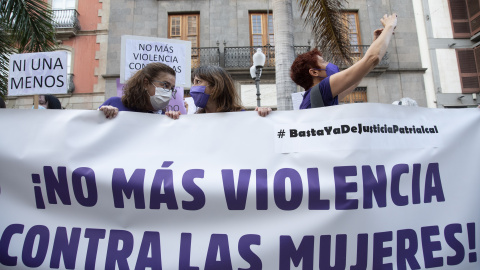 Foto de archivo. Varias personas con una pancarta en la que se lee: `No más violencia contra las mujeres´.