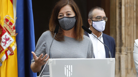 La presidenta del Gobierno balear, Francina Armengol (i), y el vicepresidente regional y conseller de Transición Energética, Sectores Productivos y Memoria Democrática, Juan Pedro Yllanes, durante una rueda de prensa, el 2 de junio de 2021, en Palma, I