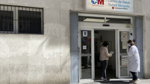 Una mujer conversa con una trabajadora sanitaria en la puerta del Centro de Salud Núñez Morgado perteneciente a la zona básica de salud de Núñez Morgado, en el distrito de Chamartín, en Madrid (España), a 22 de marzo de 2021.