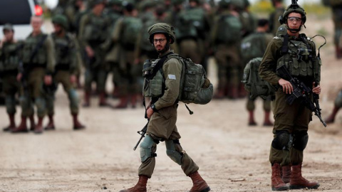 Un pelotón de soldados israelíes se prepara para salir a patrullar en la frontera entre Israel y Gaza. Foto: Atef Safadi / EFE