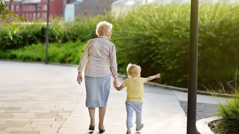 Abuela y su nieto paseando.