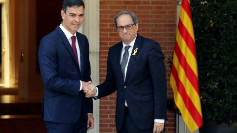 09/07/2018.- El presidente del gobierno Pedro Sánchez y el president de la Generalitat Quim Torra, se saludan antes de la reunión que ambos mantienen en el Palacio de La Moncloa en MadridEFE/Ballesteros