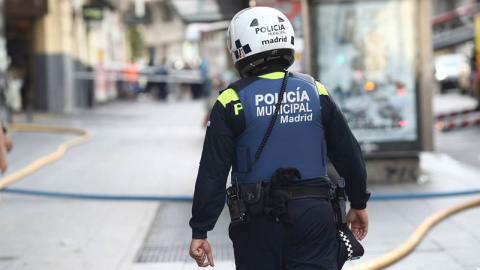 Un policía municipal en las calles de Madrid, | EP