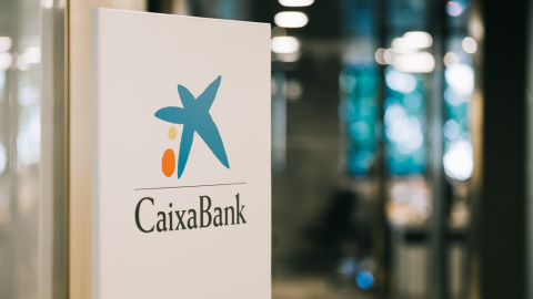 El logo de BaixaBank, en la entrada de sus oficinas.