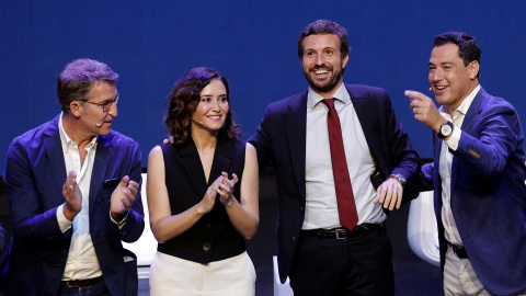 La presidenta de la Comunidad de Madrid, Isabel Díaz Ayuso (2i), el presidente de la Xunta de Galicia, Álberto Núñez Feijoo (i), el presidente de la Junta de Andalucía, Juan Manuel Moreno Bonilla (d), y el líder del Partido Popular, Pablo Casado, du