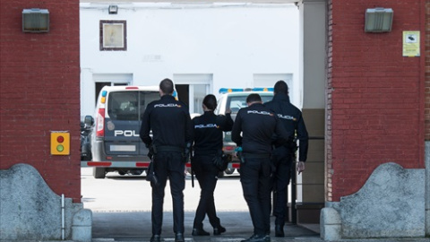 Agentes de Policía Nacional entran a la Comandancia de la Guardia Civil de Girona para recibir la vacuna de Moderna contra el Covid-19, en Girona, Catalunya.