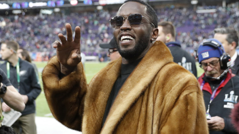 Fotografía de archivo de Sean 'Diddy' Combs, saludando antes del inicio del Super Bowl LII en el US Bank Stadium.