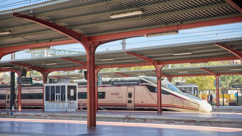 Vista de un tren en un andén de la Estación Madrid Chamartín–Clara Campoamor, a 7 de noviembre de 2022, en Madrid.