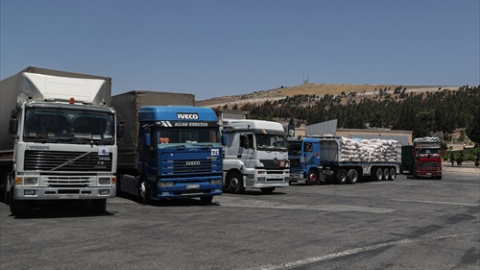 Camiones cargados con ayuda humanitaria proporcionada por la organización del Programa Mundial de Alimentos ingresan desde Turquía a los territorios del noroeste de Siria. FOTOGRAFÍA DE ARCHIVO.