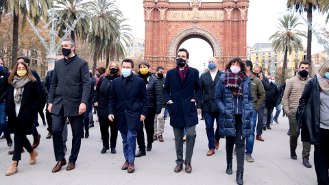 La comitiva que ha acompanyat Bernat Solé a les portes del seu judici per l'1-O.