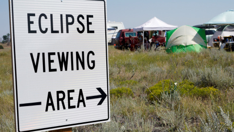 Un cartel indica una zona para contemlpar el eclipse solar, en la localidad estadounidense de Guernsey (Wyoming, EEUU). REUTERS/Rick Wilking