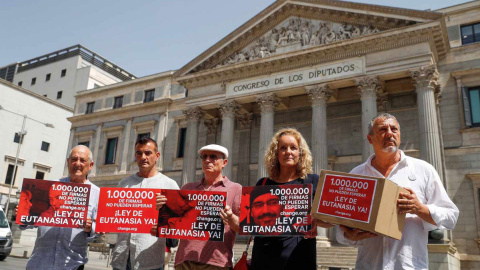 Representantes de la lucha por la regulación de la eutanasia entregan en el Congreso más de un millón de firmas para solicitar que se despenalice la ayuda a morir dignamente. EFE