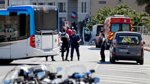 La Policía francesa rodea el área del puerto viejo de Marsella donde al menos una persona ha fallecido y otras han resultado heridas después de que un coche se ha empotrado contra dos paradas de autobús este lunes, 21 de agosto. REUTERS/Philippe Laure