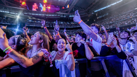 Imagen de archivo del público durante un concierto de Duki en el Bernabéu.