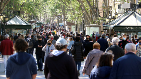 Gent a la Rambla, enguany sense parades per Sant Jordi però amb força moviment. Divendres 23 d'abril de 2021.