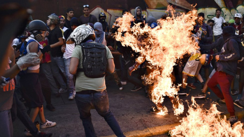 El joven Orlando Figuera envuelto en llamas.- AFP